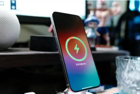 龙湖苹果15换屏服务分享用什么充电器给iPhone15充电更好 